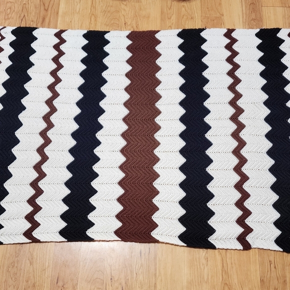 Vtg Handmade Afghan Knit Blanket 68 x 41 Zig Zag Brown White Black - Picture 2 of 4